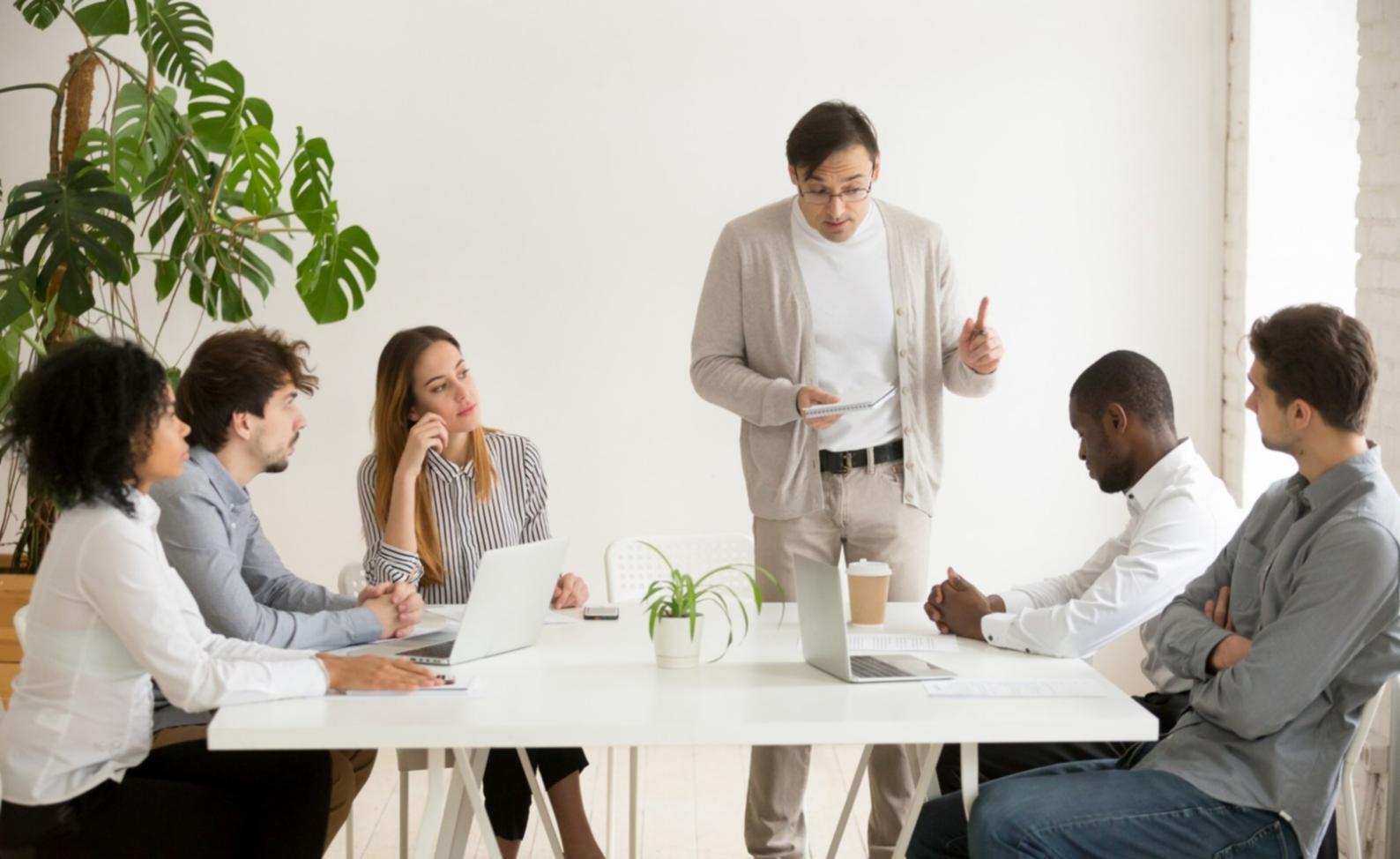 Kollaborative Lernumgebung mit Teilnehmern in Gruppenarbeit